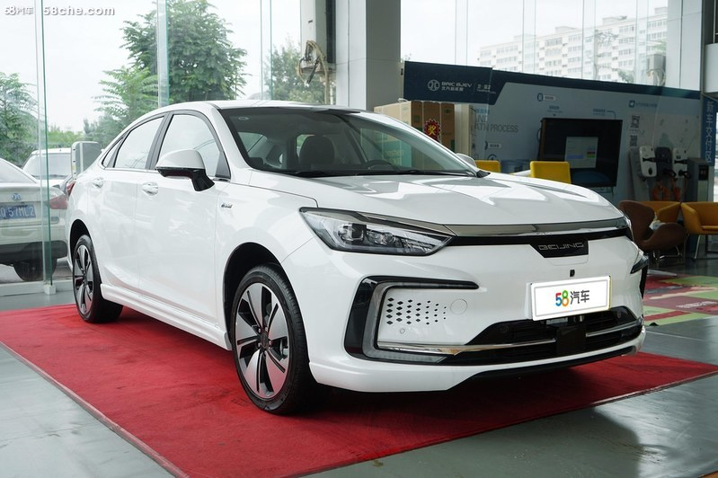 今天教大家三步完成侧方位停车！